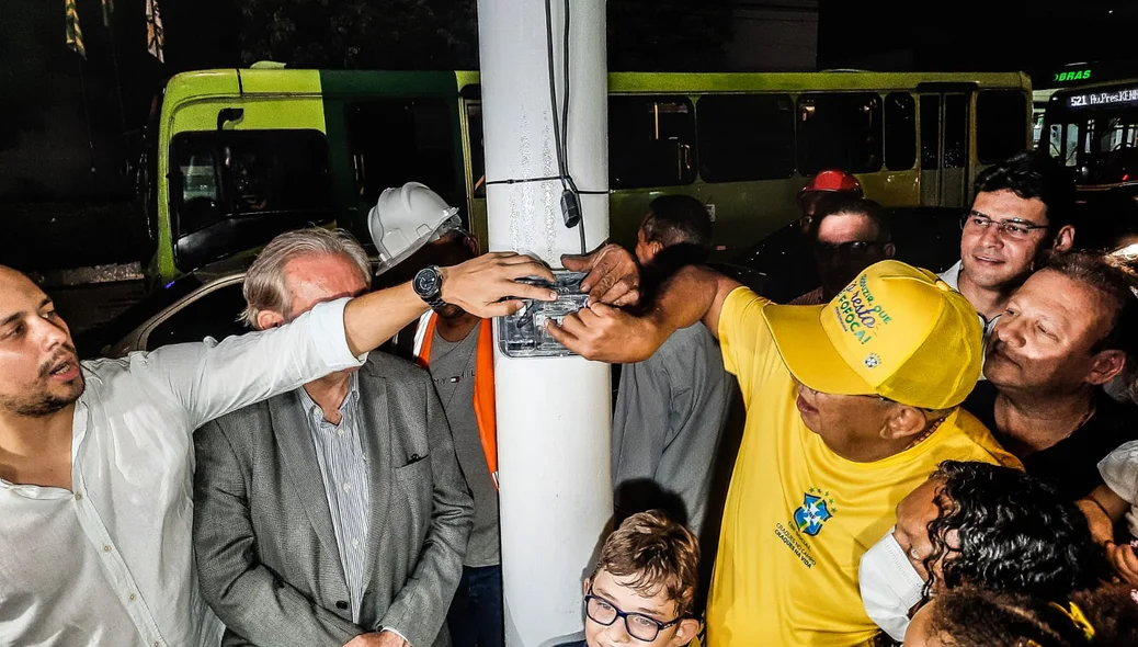 Dr. Pessoa acendendo oficialmente as luzes de Natal