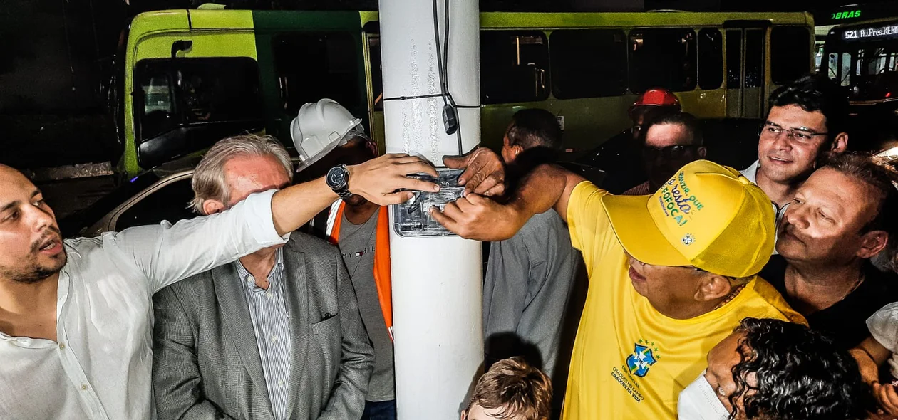 Dr. Pessoa acendendo oficialmente as luzes de Natal