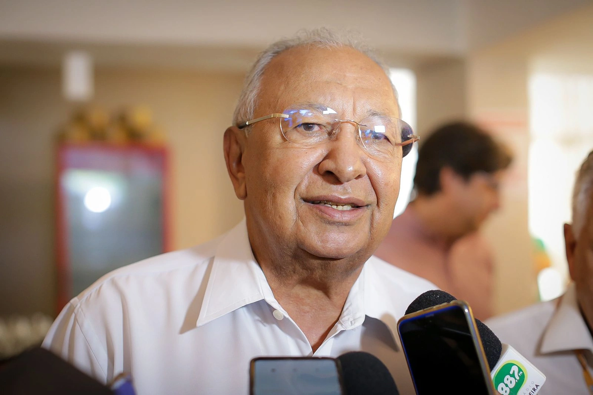 Dr. Pessoa após assinar obra de serviço da construção do píer na Avenida Maranhão