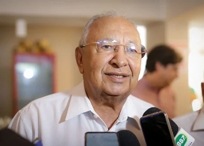 Dr. Pessoa após assinar obra de serviço da construção do píer na Avenida Maranhão