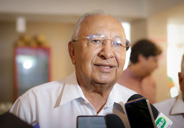Dr. Pessoa após assinar obra de serviço da construção do píer na Avenida Maranhão