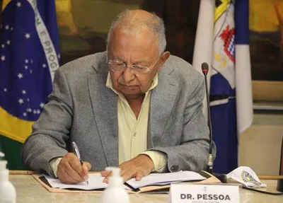 Dr. Pessoa assina decreto