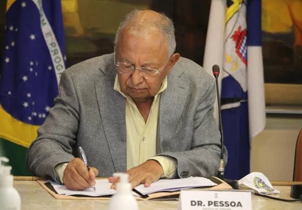 Dr. Pessoa assina decreto