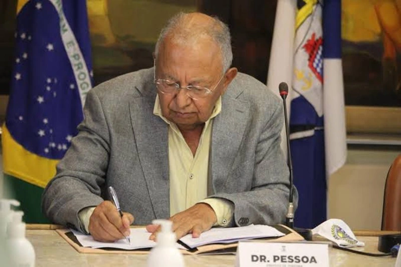 Dr. Pessoa assina decreto