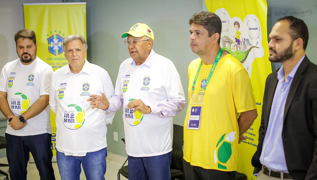 Dr. Pessoa com integrantes do projeto