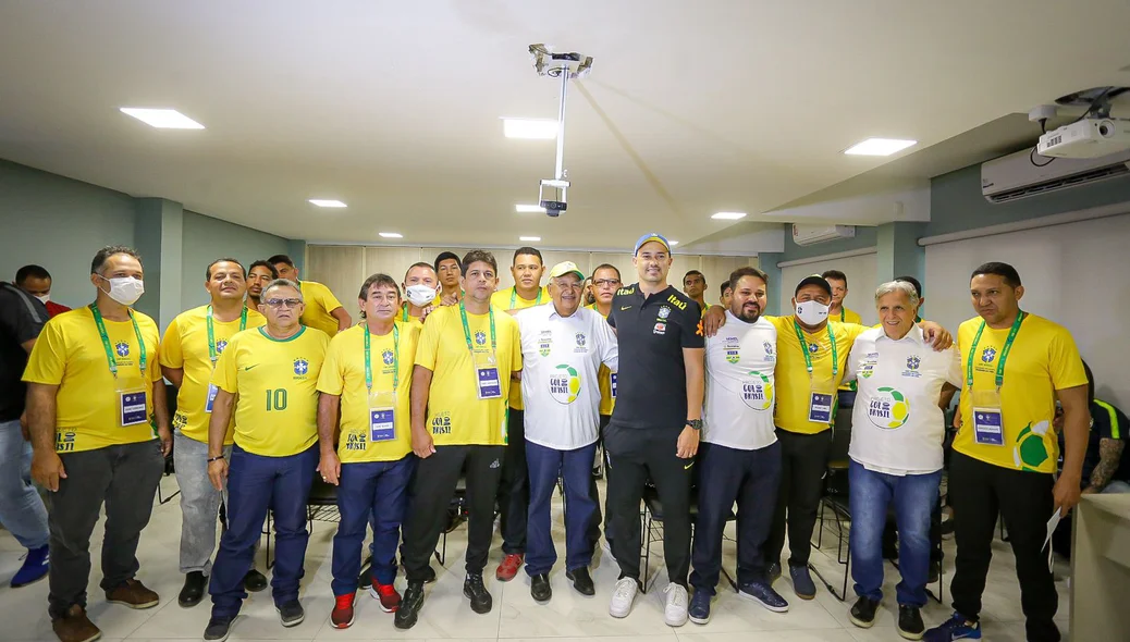 Dr. Pessoa com os integrantes do projeto “Gol do Brasil”