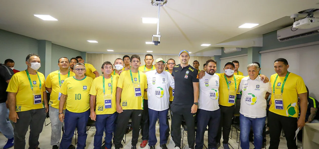 Dr. Pessoa com os integrantes do projeto “Gol do Brasil”