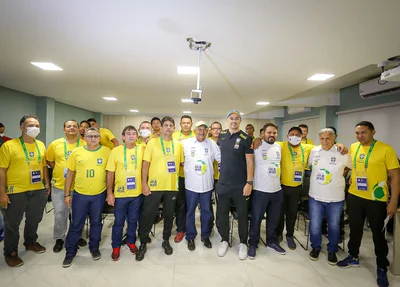 Dr. Pessoa com os integrantes do projeto “Gol do Brasil”