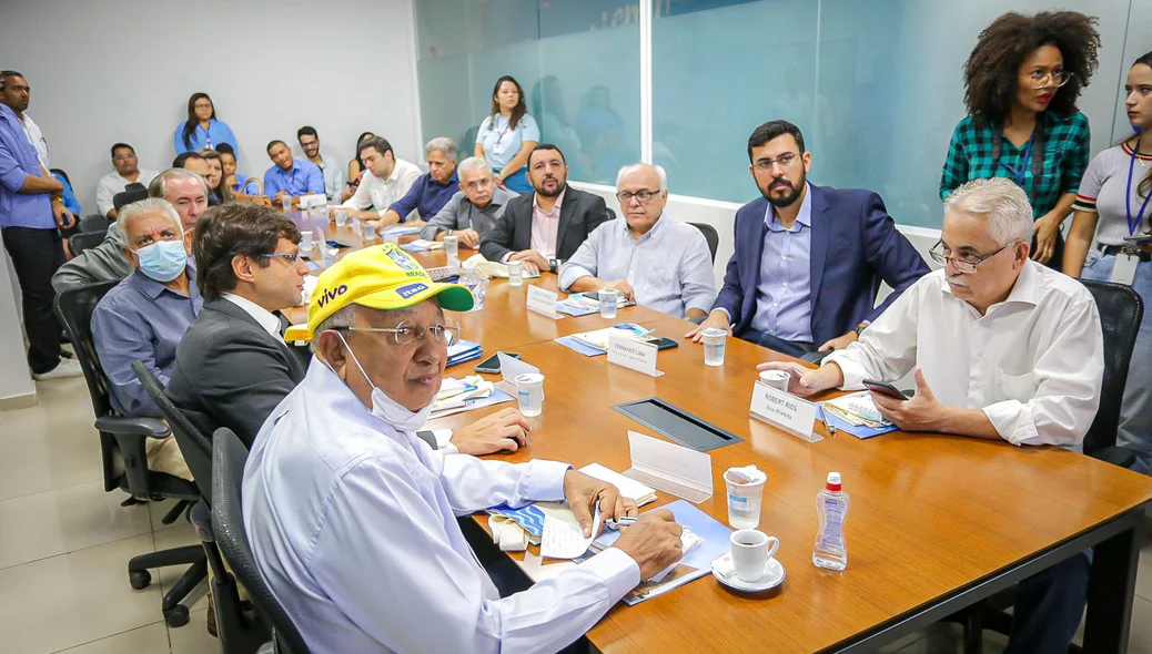 Dr. Pessoa conhece sede da Águas de Teresina