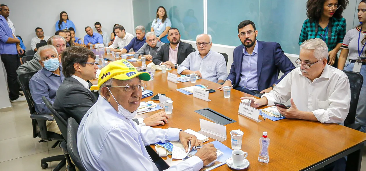 Dr. Pessoa conhece sede da Águas de Teresina