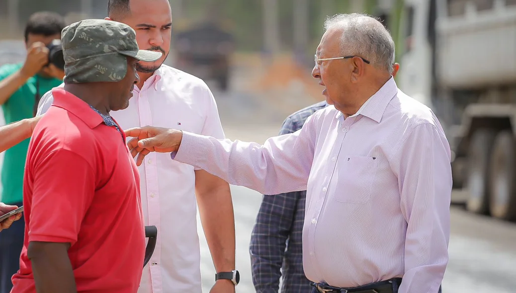 Dr. Pessoa conversa com trabalhador