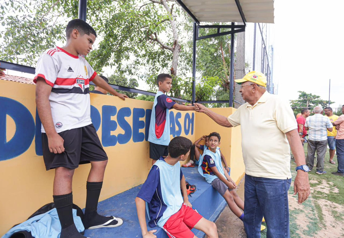 Dr. Pessoa cumprimenta crianças