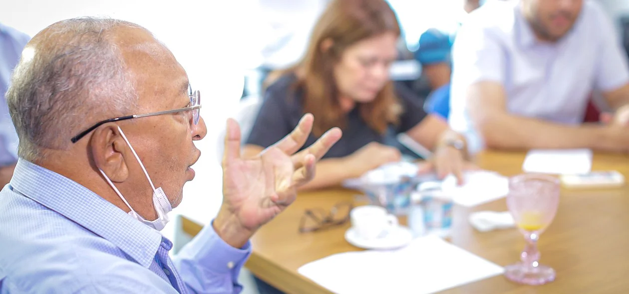 Dr. Pessoa discute com secretários