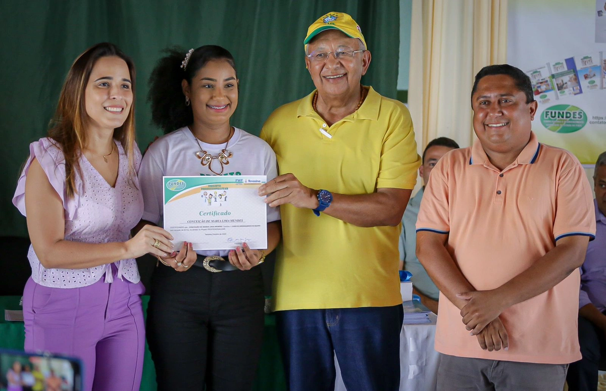 Dr. Pessoa entrega certificados