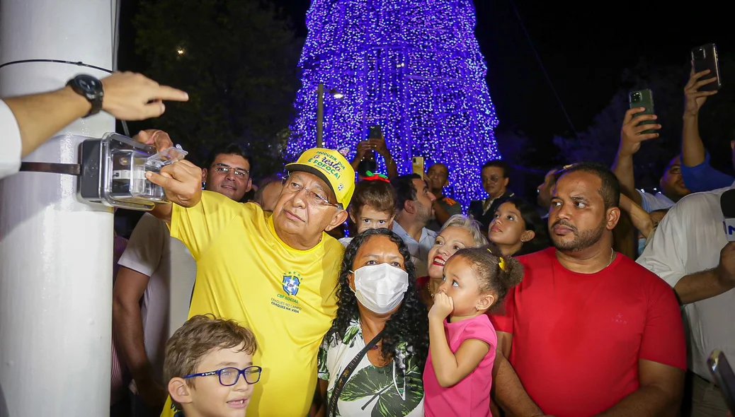 Dr. Pessoa entrega decoração natalina