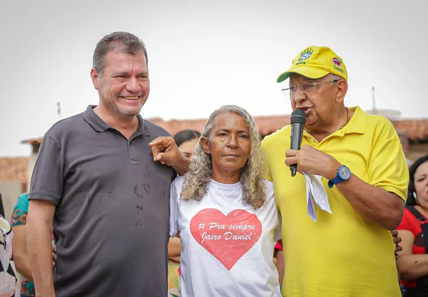 Dr. Pessoa entrega reforma de quadra esportiva na Vila Wall Ferraz