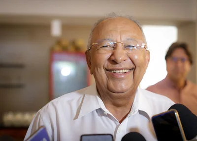 Dr. Pessoa na obra do píer nas próximidades do Iate Clube