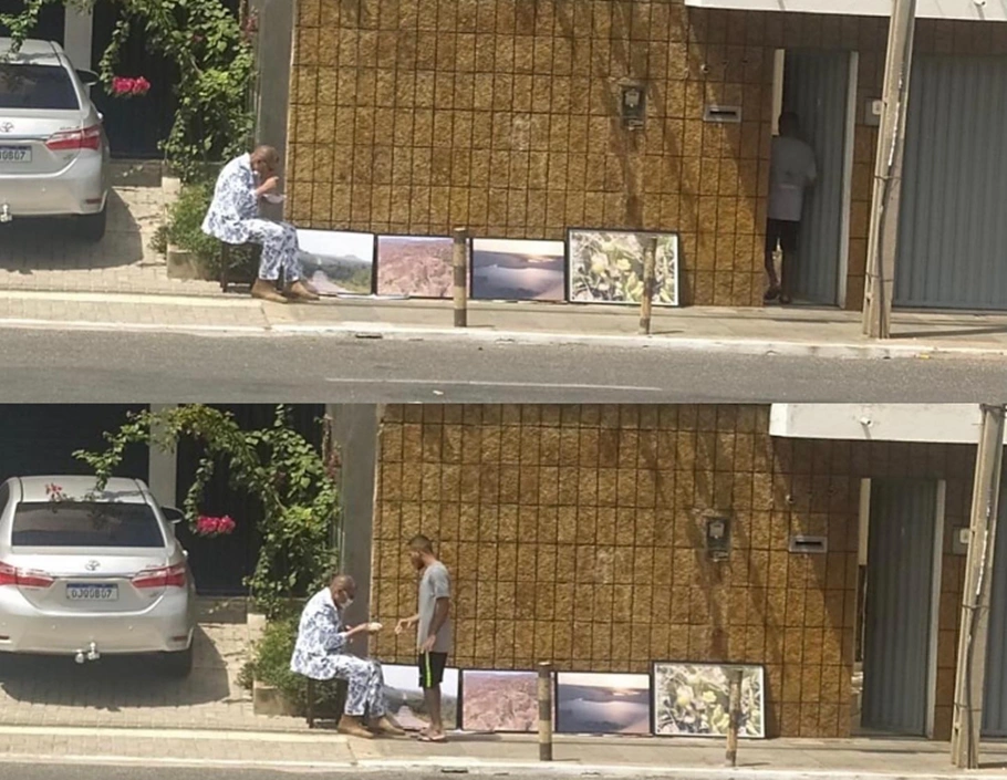 Efrem Ribeiro vendendo quadros