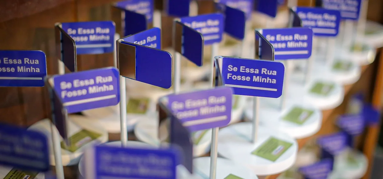 Entrega de plaquinhas do projeto Se Essa Rua Fosse Minha
