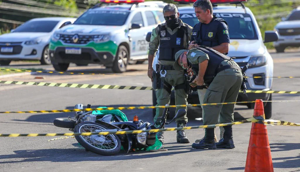 Equipes da PM e da Polícia Civil no local