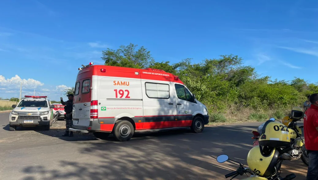Equipes da PM e Samu no local do acidente
