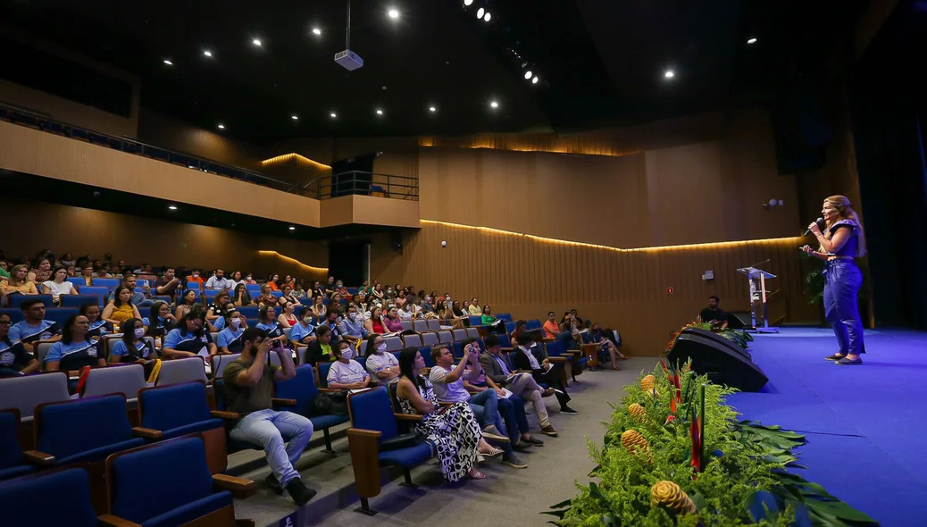 Erika linhares durante palestra no Sesc Cajuína