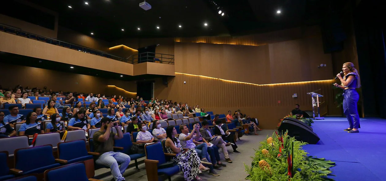 Erika linhares durante palestra no Sesc Cajuína