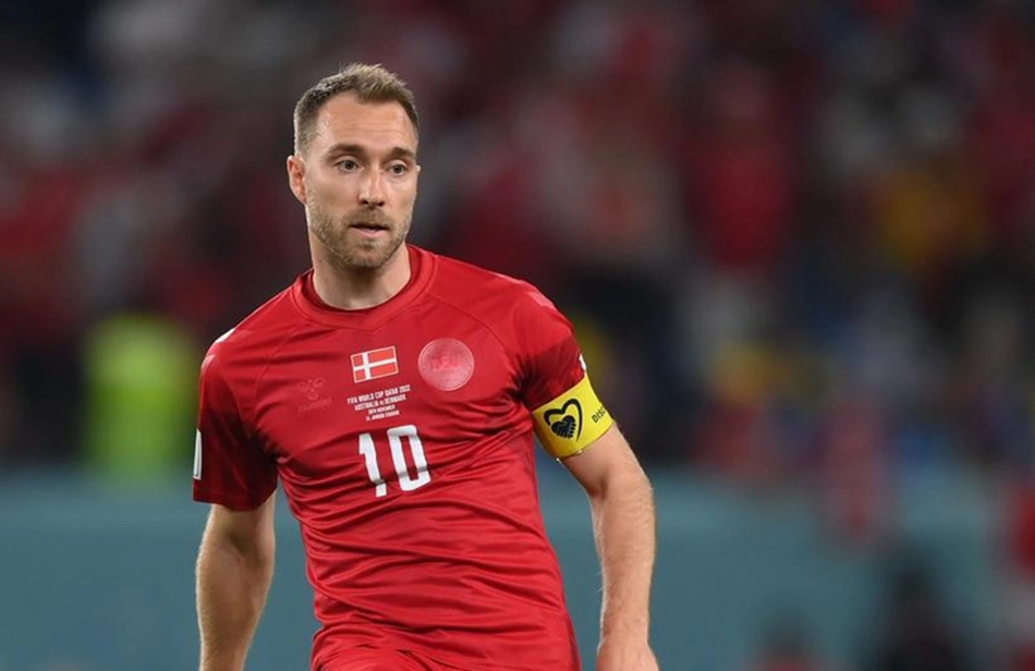 Eriksen efetuando passe
