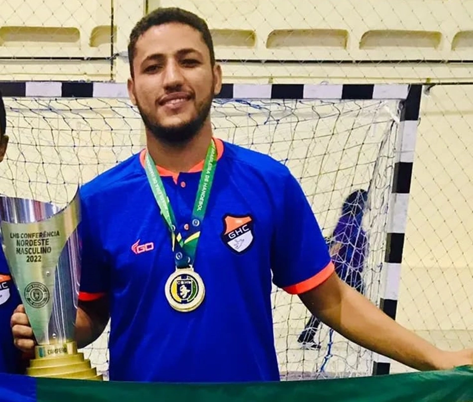 Erivelton Sousa, segurando o trófeu da Conferência Nordeste