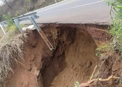 Erosão debaixo do asfalto na BR 316, em Picos