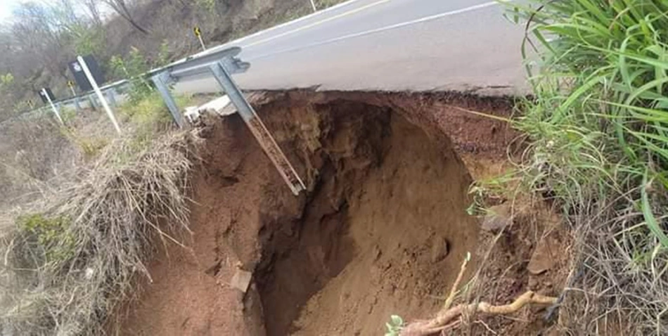 Erosão debaixo do asfalto na BR 316, em Picos