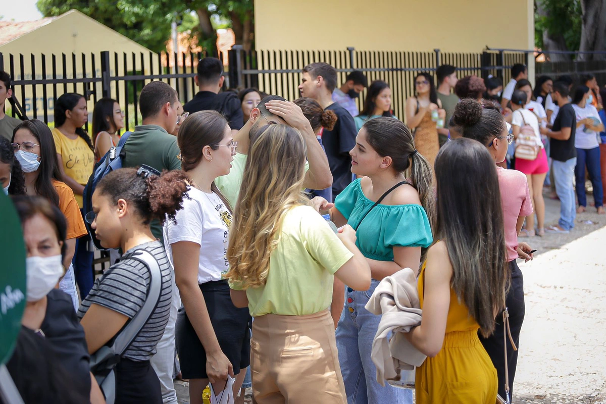 Estudantes aguardam para o primeiro dia de provas do Enem