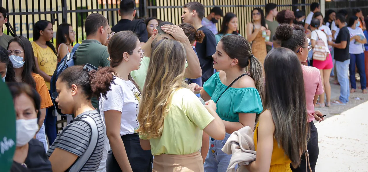 Estudantes aguardam para o primeiro dia de provas do Enem