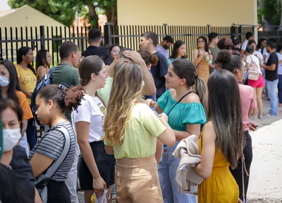 Estudantes aguardam para o primeiro dia de provas do Enem