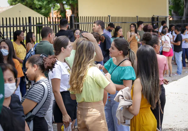 Estudantes aguardam para o primeiro dia de provas do Enem