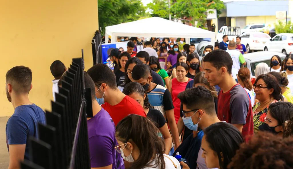 Estudantes chegam ao local de aplicação de provas do Enem