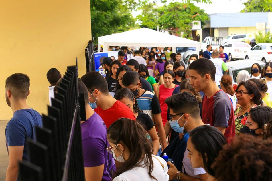 Estudantes chegam ao local de aplicação de provas do Enem