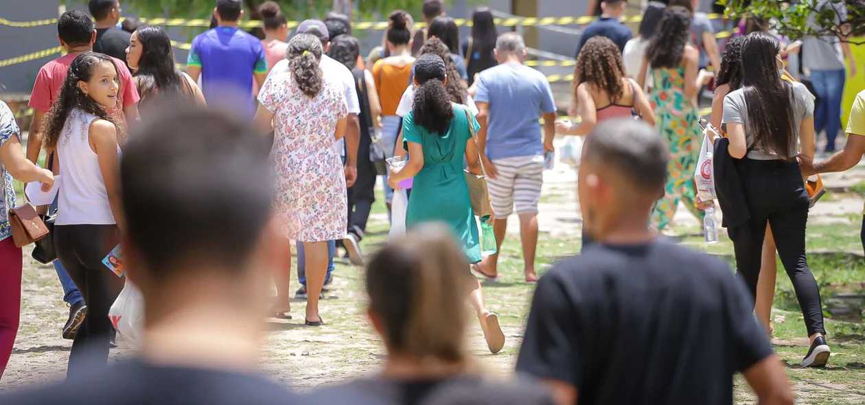 Estudantes se dirigem ao local de prova no ENEM 2022
