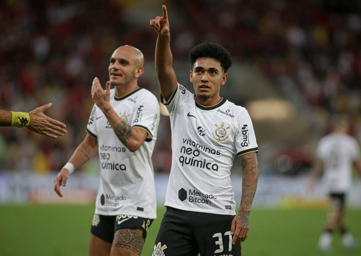 Fábio Santos e Du Queiroz