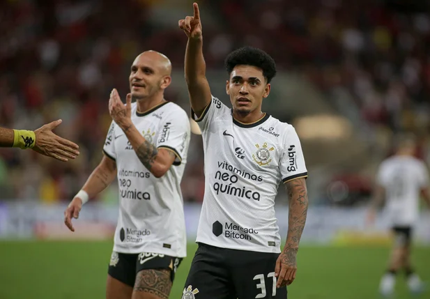 Fábio Santos e Du Queiroz