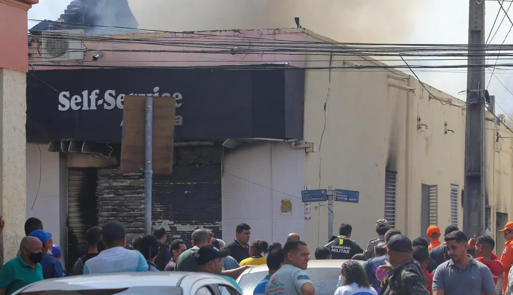 Fachada da loja durante incêndio