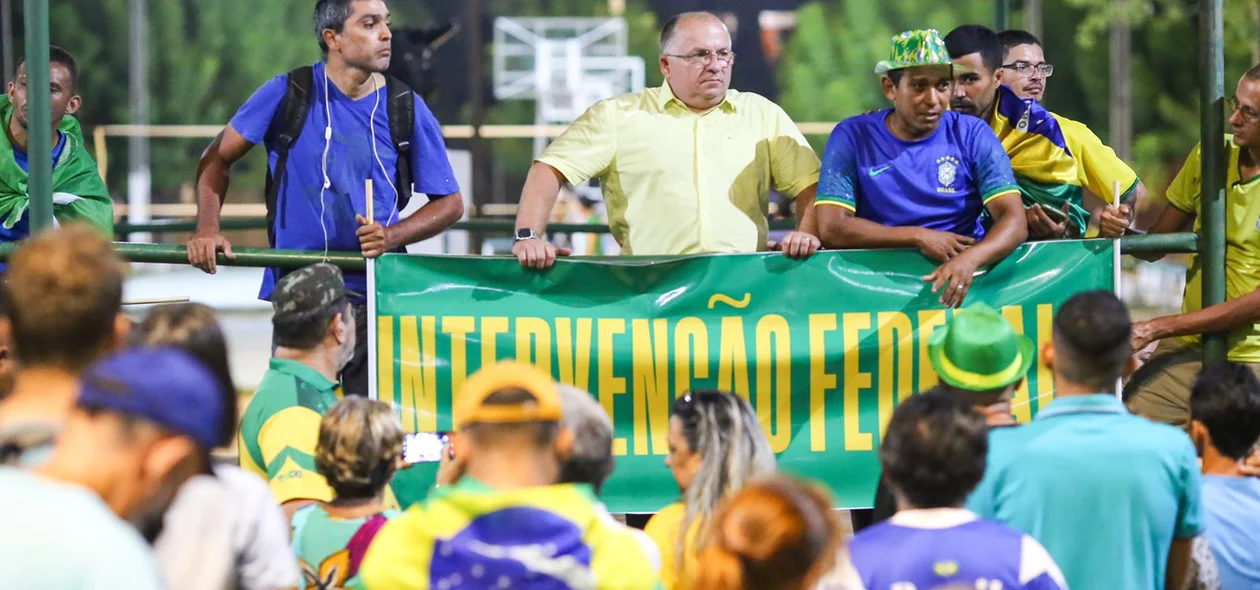 Faixa com a frase "intervenção federal"