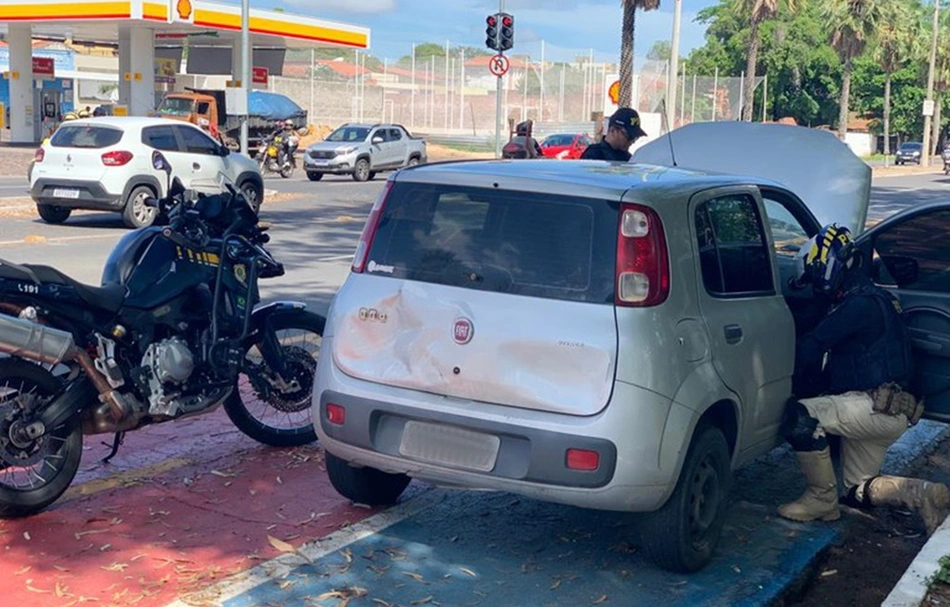 Fiat Uno recuperado pela PRF