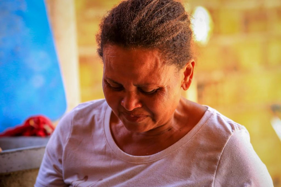 Francisca Maria chora devido a perda do seu filho primogênito