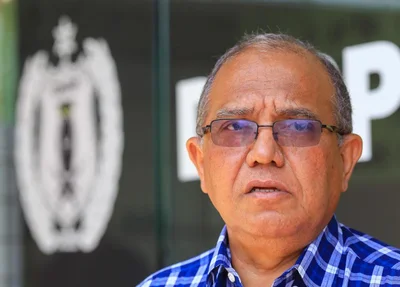 Francisco Costa, Barêtta, falando com a imprensa