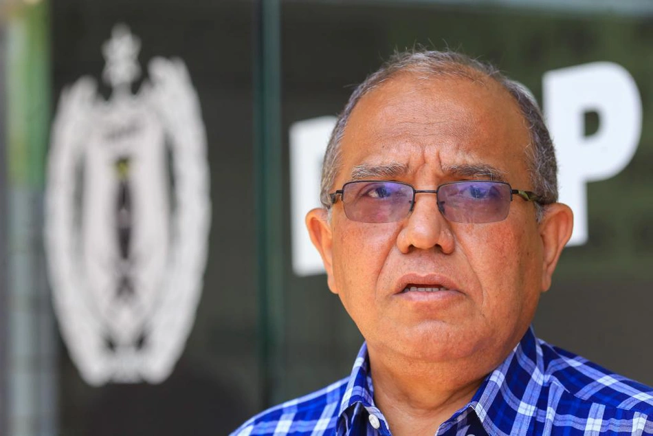 Francisco Costa, Barêtta, falando com a imprensa
