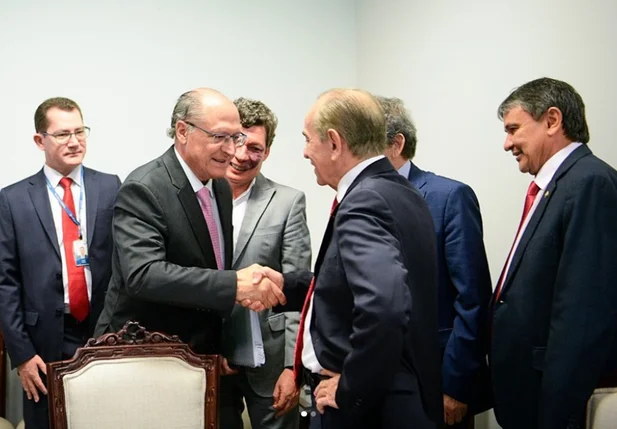 Geraldo Alckmin, Marcelo Castro e demais autoridades em reunião