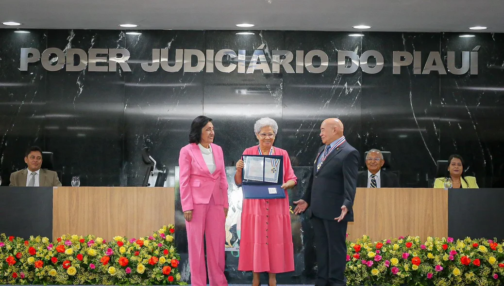 Governadora Regina Sousa foi homenageada no evento