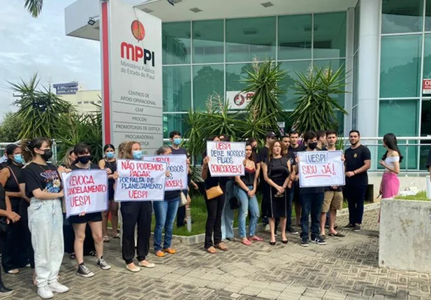 Grupo de pais e estudantes manifestam contra o cancelamento de vagas para Sisu na Universidade Estadual do Piauí