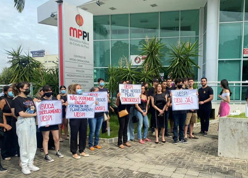 Grupo de pais e estudantes manifestam contra o cancelamento de vagas para Sisu na Universidade Estadual do Piauí